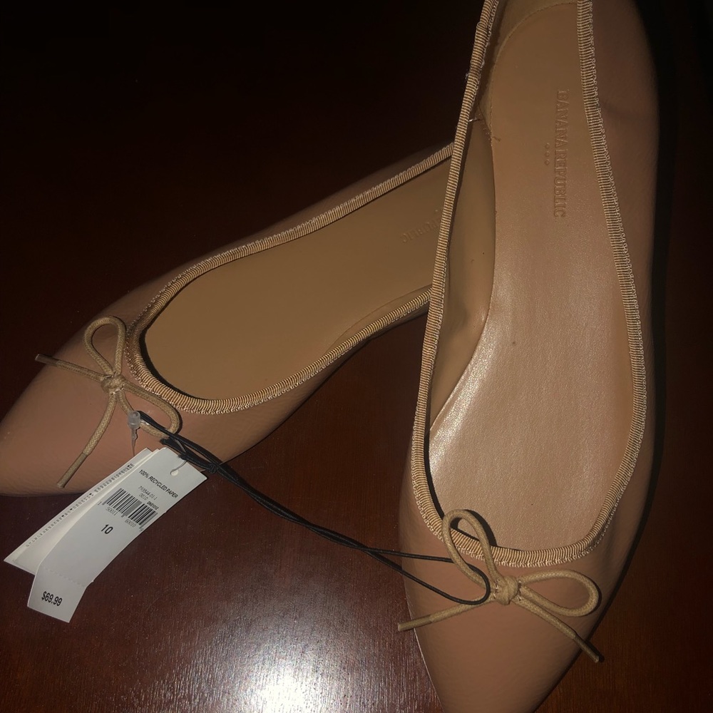 ✨ Tan Banana Republic Flats ✨